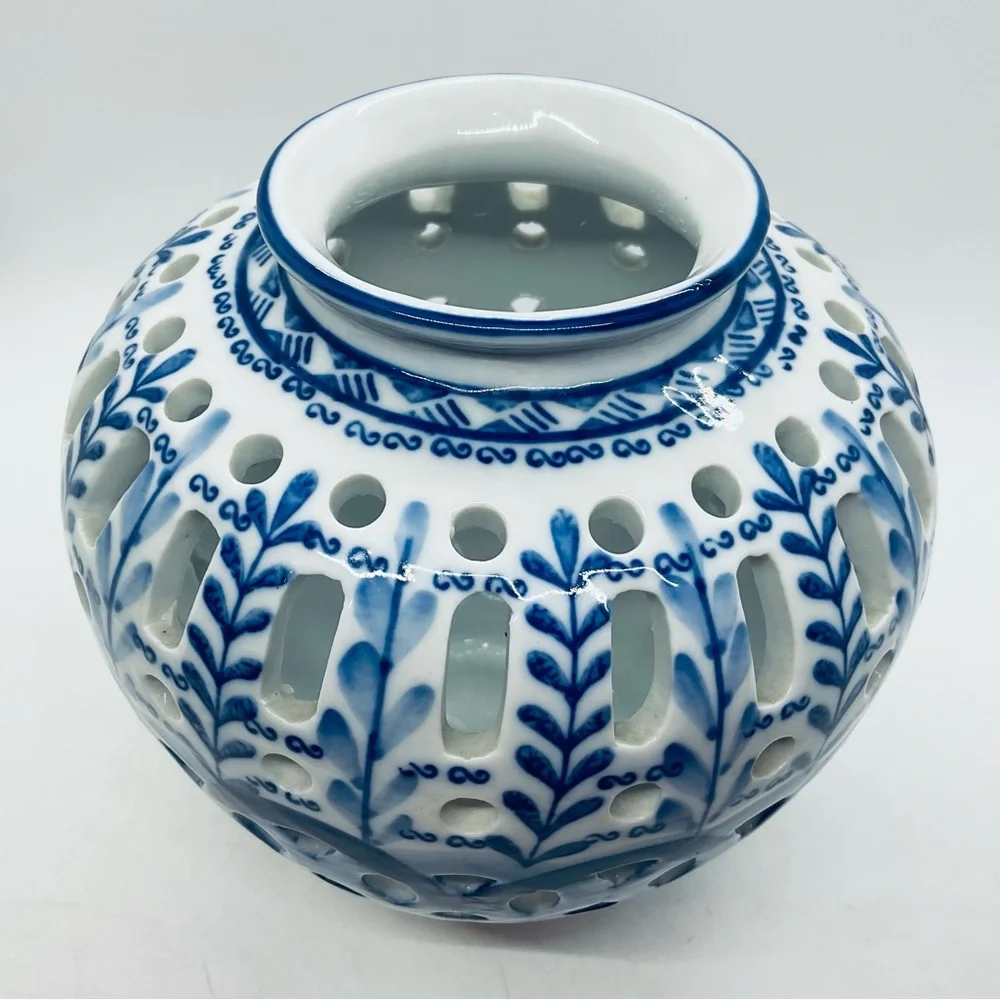 VTG Display Jar Blue&White Cut Out&Floral Leaf Design Ceramic 7” Tall China